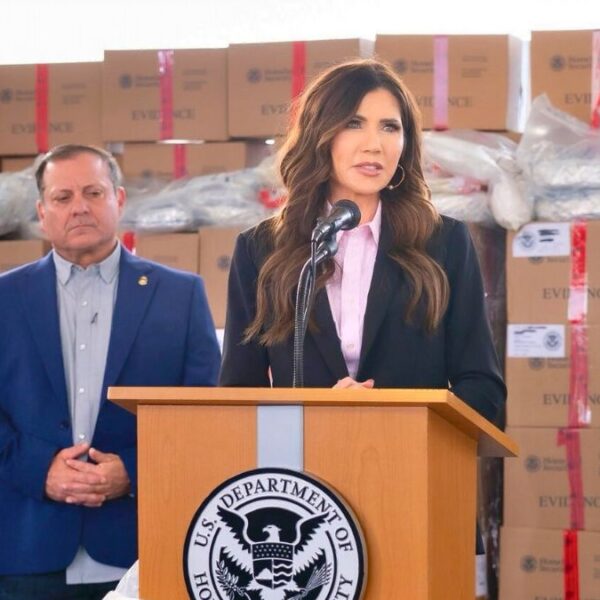 ‘Arizona es un desastre electoral’: Kristi Noem anuncia acciones del DHS