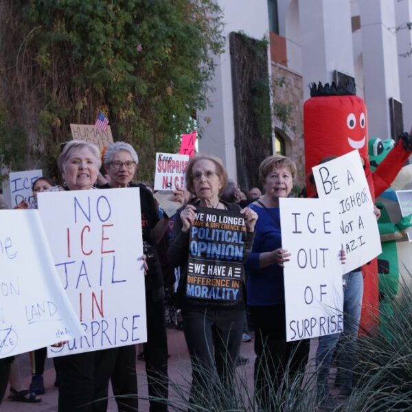 ‘No lo queremos’: Surprise rechaza cárcel de inmigrantes