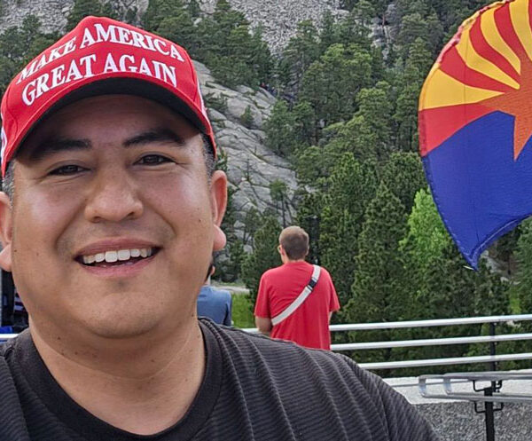 Fuerzan renuncia de extremista en consejo directivo de Phoenix Union