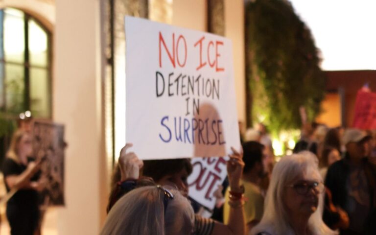 Congresistas exigen cuentas por centro de detención en Surprise