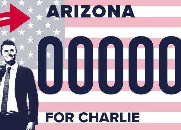 Indignación republicana por veto de Gobernadora a placas de Charlie Kirk