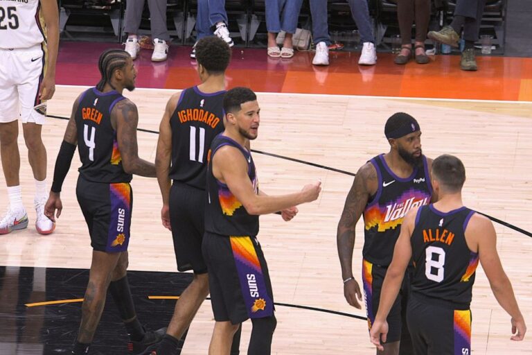 Phoenix Suns sufre, pero finalmente derrota a los New Orleans Pelicans en final cardiaco