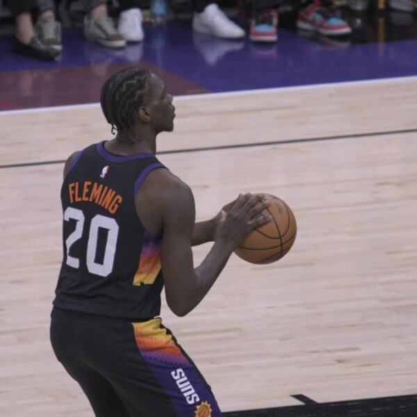 Brillan novatos de los Suns en juego contra Charlotte Hornets