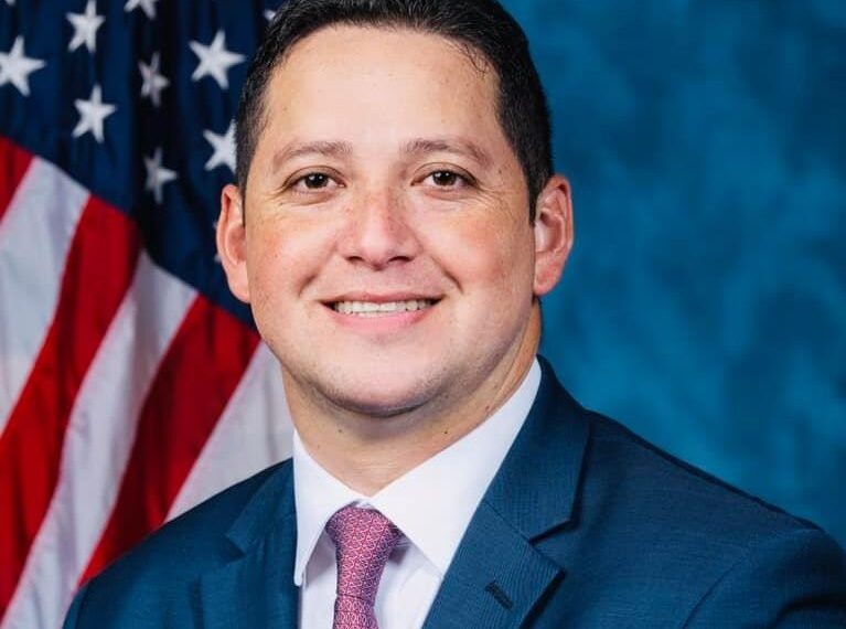 En medio de escándalo sexual, renuncia a reelección el congresista Tony Gonzáles