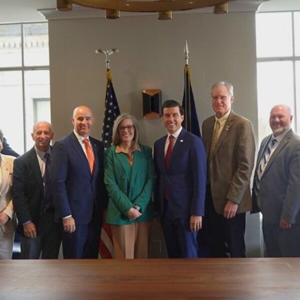 Gobernadora Hobbs lidera misión para proteger el T-MEC