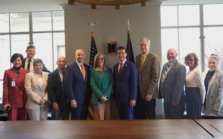 Gobernadora Hobbs lidera misión para proteger el T-MEC