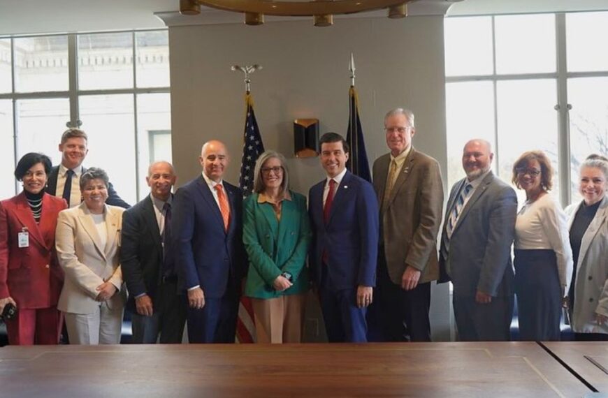 Gobernadora Hobbs lidera misión para proteger el T-MEC