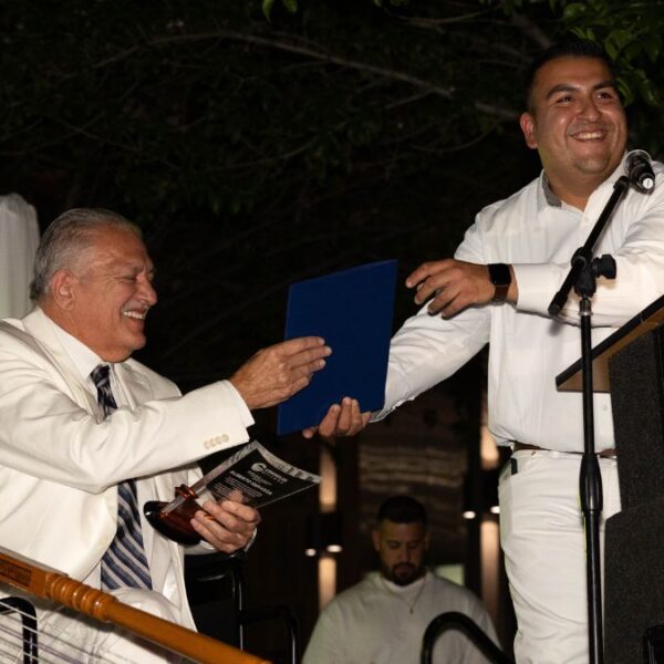 Chandler reconoce la vida de servicio de Alberto Esparza