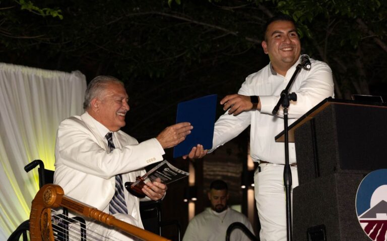 Chandler reconoce la vida de servicio de Alberto Esparza