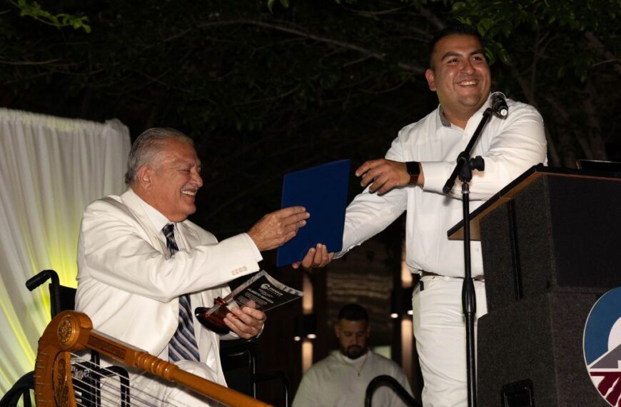 Chandler reconoce la vida de servicio de Alberto Esparza