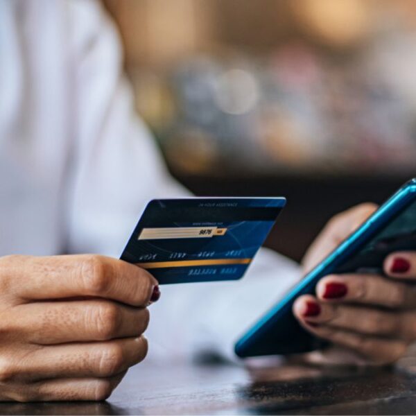 Republicanos van por cuentas bancarias de inmigrantes