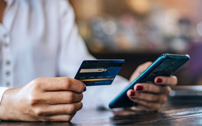 Republicanos van por cuentas bancarias de inmigrantes