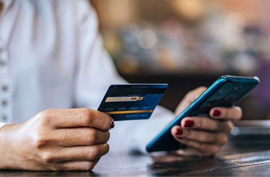 Republicanos van por cuentas bancarias de inmigrantes