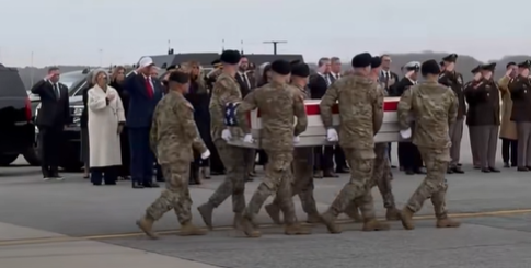 Reciben los restos de militares muertos en la guerra con Irán y no faltó la controversia