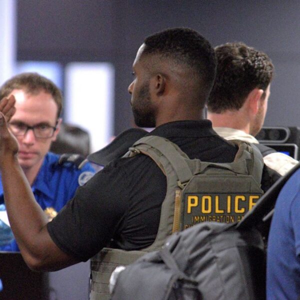 Agentes de ICE en aeropuertos: ‘innecesario y contraproducente’