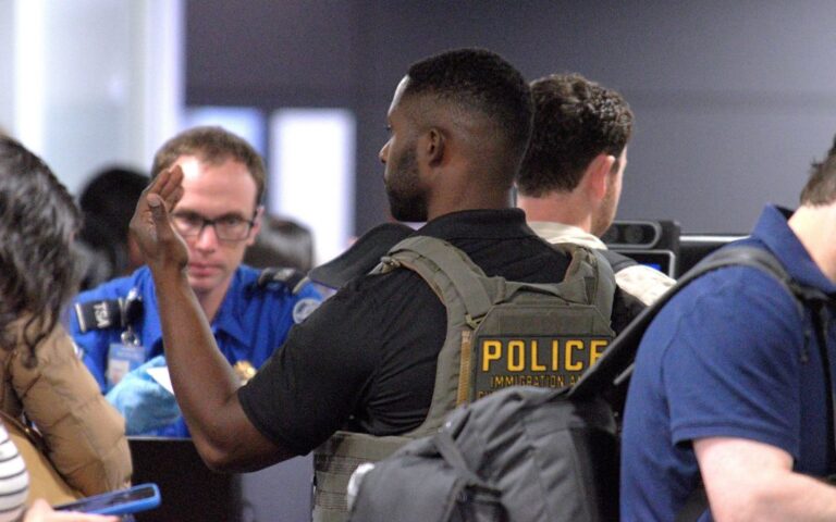 Agentes de ICE en aeropuertos: ‘innecesario y contraproducente’