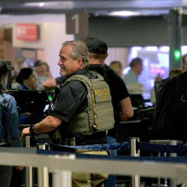 Caos en aeropuertos: Trump despliega a ICE por crisis de TSA