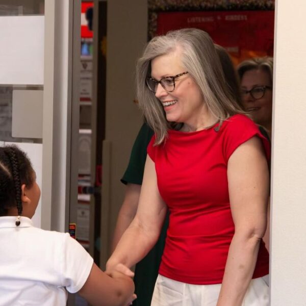 Choque de Katie Hobbs y republicanos por fondos escolares