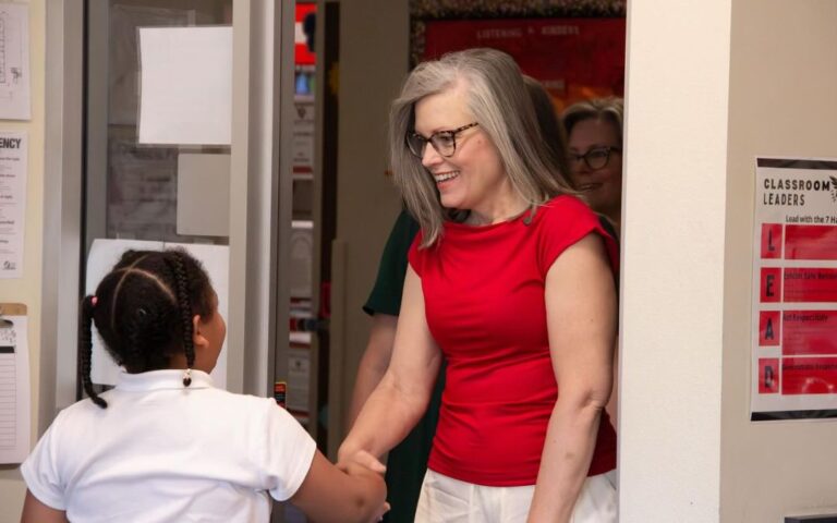Choque de Katie Hobbs y republicanos por fondos escolares