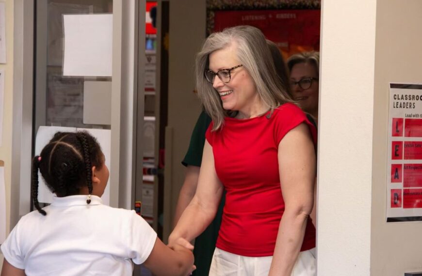 Choque de Katie Hobbs y republicanos por fondos escolares