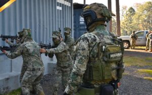 Marina abate a 11 en Sinaloa y libera a hija de ‘El Mayo’