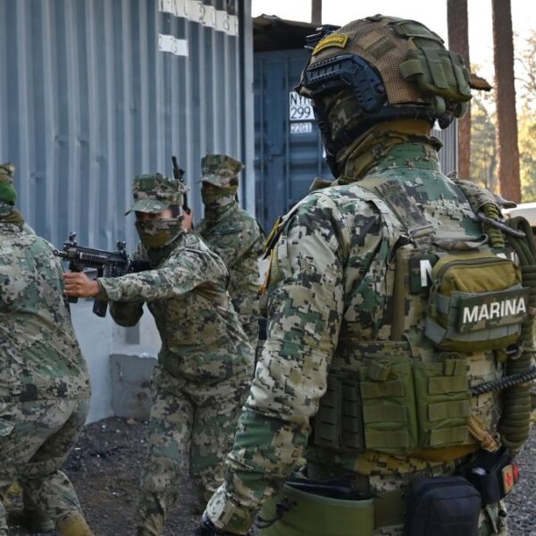 Marina abate a 11 en Sinaloa y libera a hija de ‘El Mayo’