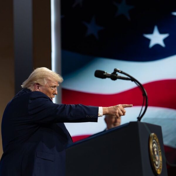 Trump paga a TSA por decreto tras 5 semanas sin sueldo