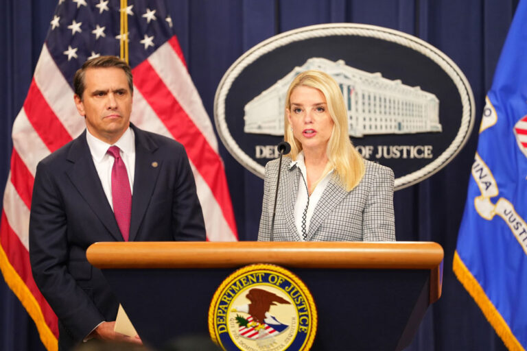Citan congresistas a Pam Bondi por su manejo del Caso Epstein