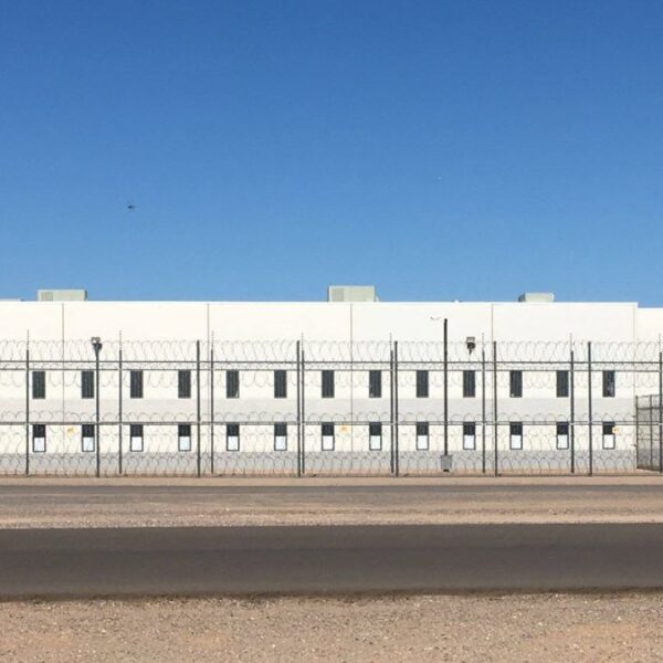 Centros de detención lucran con la vida de inmigrantes