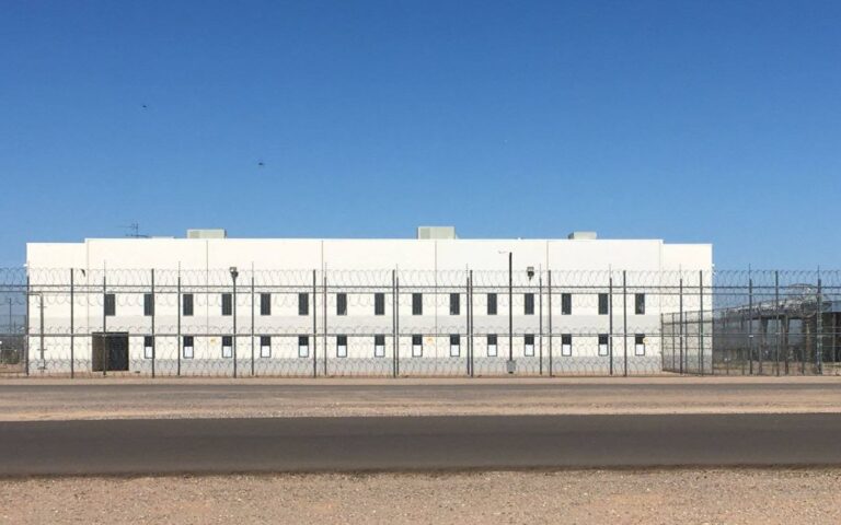 Centros de detención lucran con la vida de inmigrantes