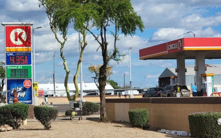 Guerra pega a Phoenix: Gasolina a $4.25 y cae el empleo