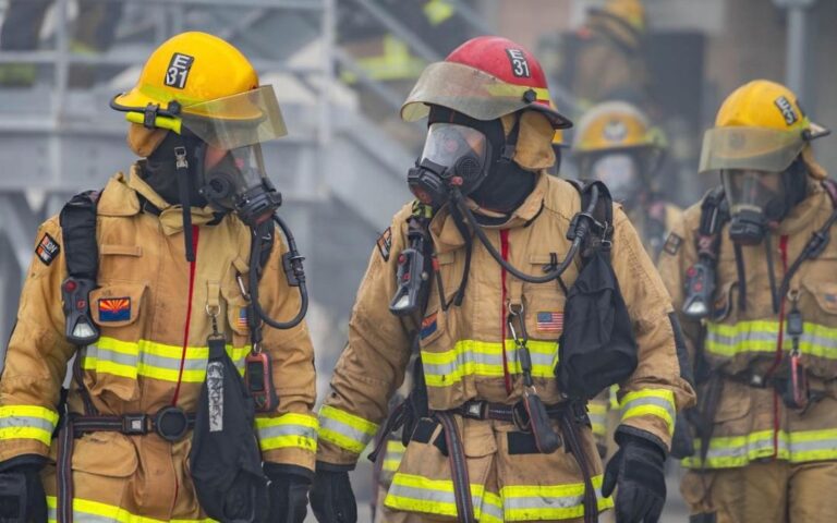 Incendio en departamentos de Phoenix provoca movilización