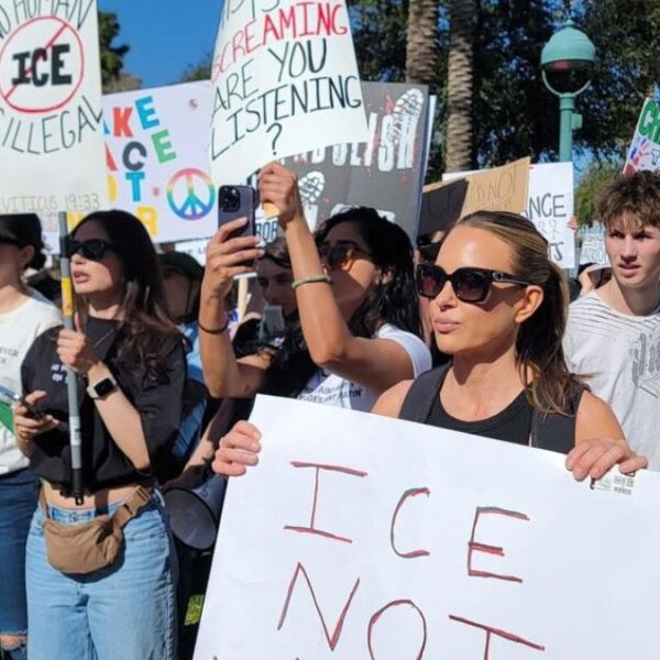 Avanza ley que criminaliza “alertas” sobre ICE en Arizona