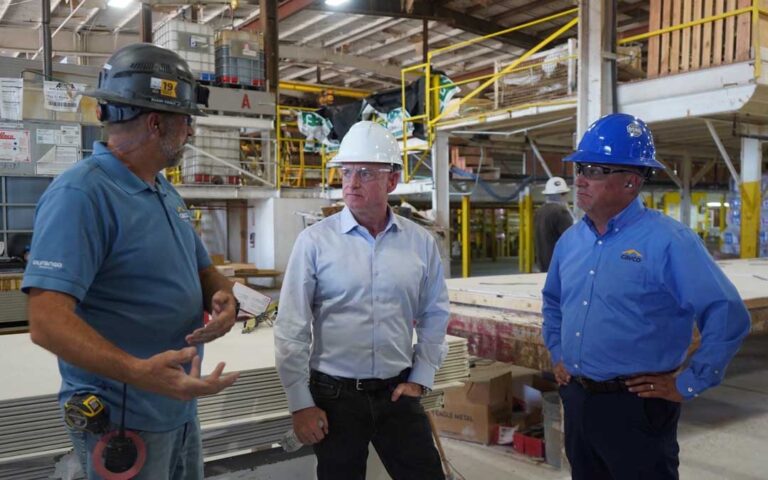 Senador Mark Kelly impulsa vivienda económica en Arizona