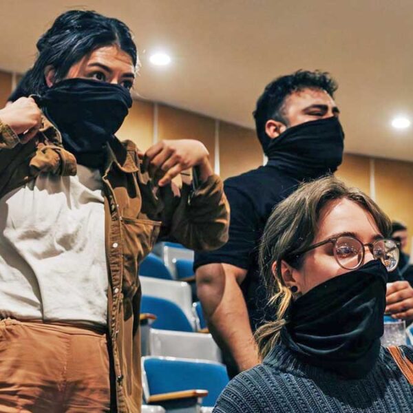 Castigo a criminales que usen máscara, pero no al ICE