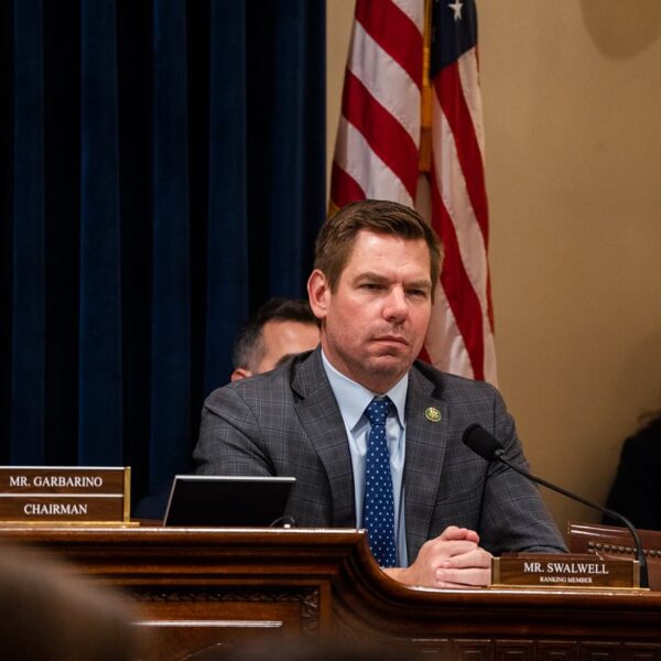 Renuncia congresista demócrata Eric Swalwell tras escándalo sexual