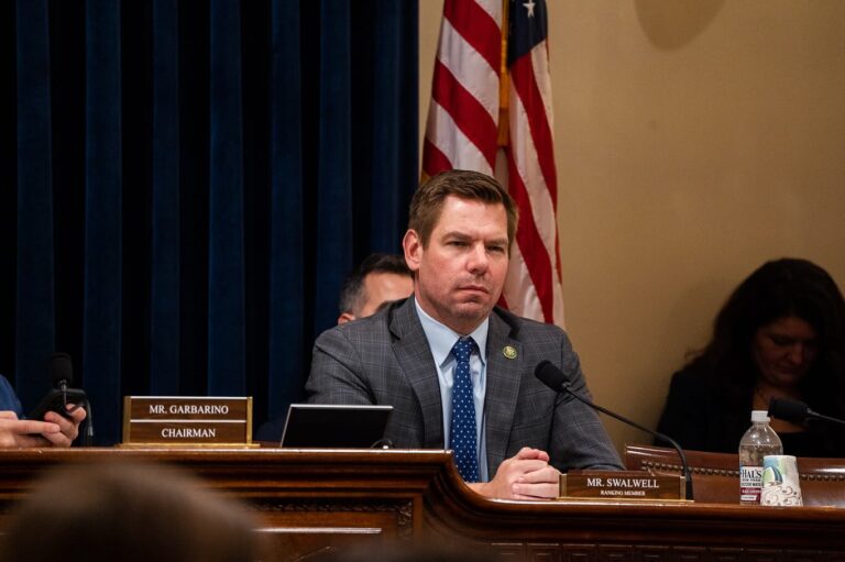 Renuncia congresista demócrata Eric Swalwell tras escándalo sexual