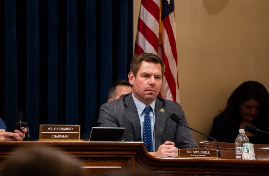 Renuncia congresista demócrata Eric Swalwell tras escándalo sexual