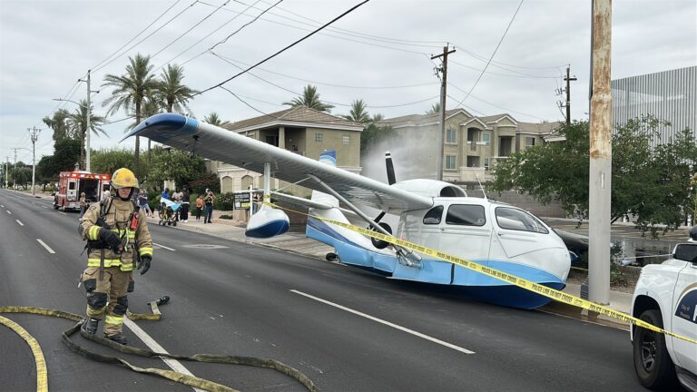 Avioneta cae en plenas calles del centro de Phoenix