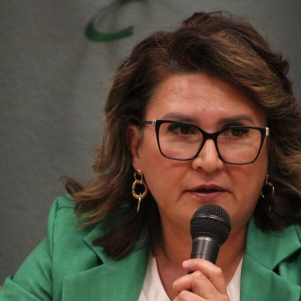 JoAnna Mendoza gana fuerza en campaña contra Ciscomani