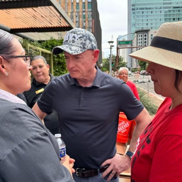 Inflación en AZ: Senador Kelly visita negocios latinos en Phoenix