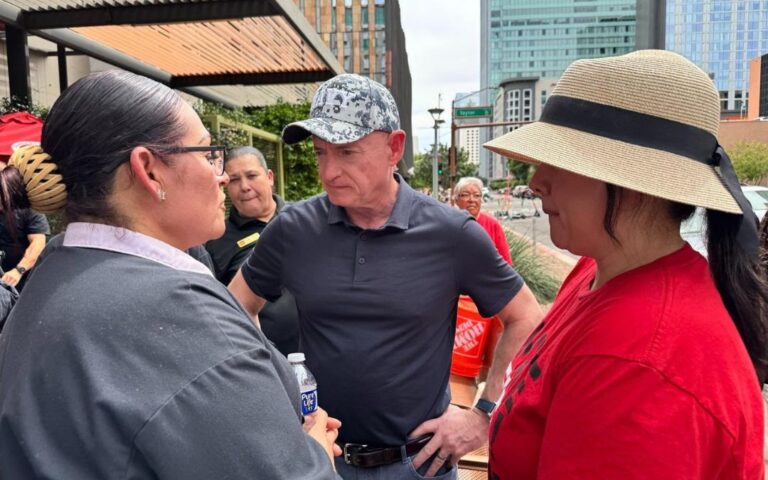 Inflación en AZ: Senador Kelly visita negocios latinos en Phoenix