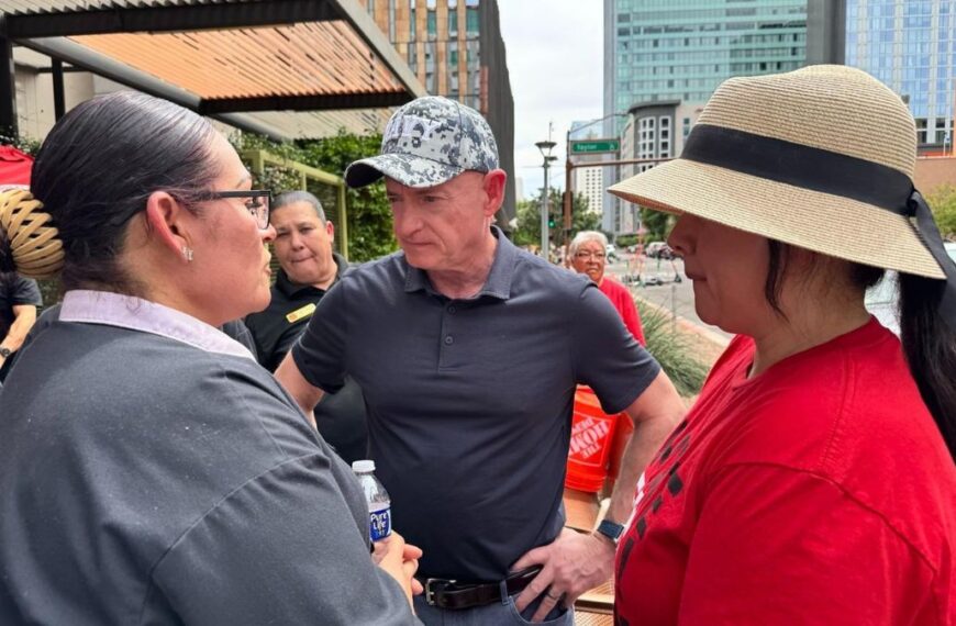 Inflación en AZ: Senador Kelly visita negocios latinos en Phoenix