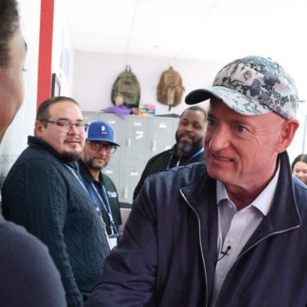 Senador Mark Kelly pide frenar persecución a inmigrantes