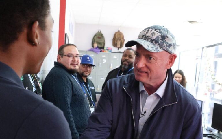 Senador Mark Kelly pide frenar persecución a inmigrantes