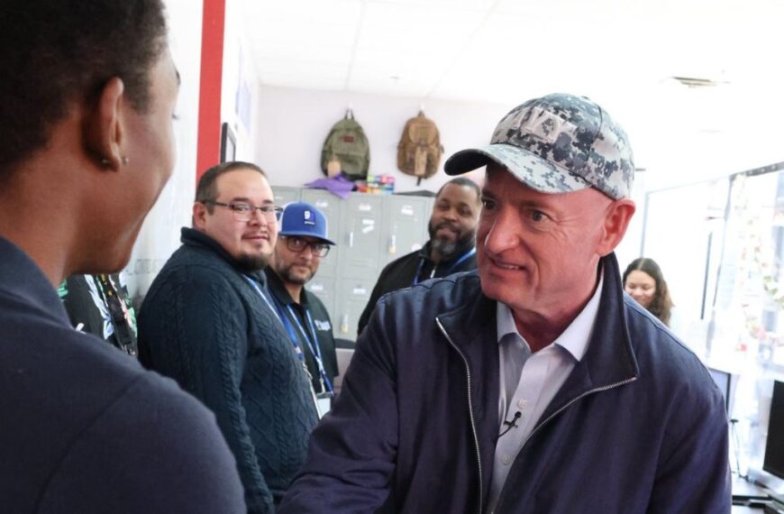 Senador Mark Kelly pide frenar persecución a inmigrantes