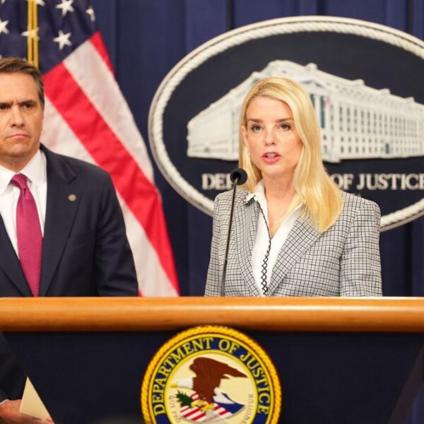 Pam Bondi libra citatorio por caso Epstein tras ser despedida