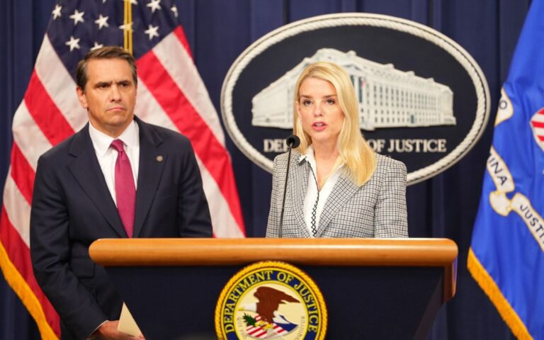 Pam Bondi libra citatorio por caso Epstein tras ser despedida