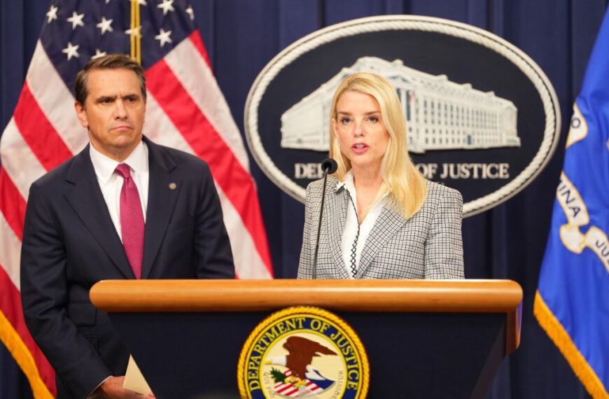 Pam Bondi libra citatorio por caso Epstein tras ser despedida
