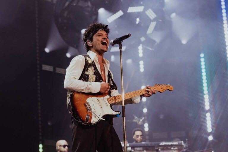 Bruno Mars deslumbró en Glendale con ‘The Romantic Tour’